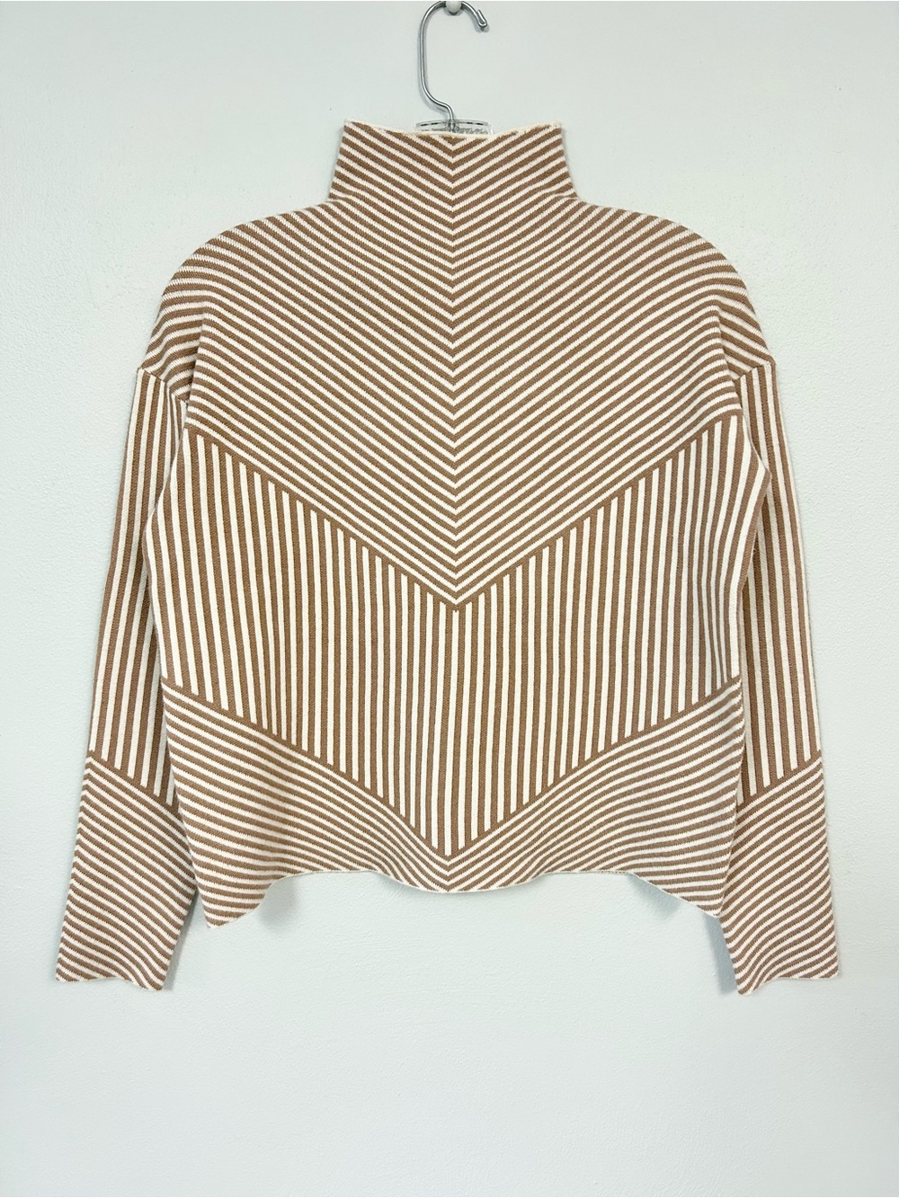 TAHARI 🫥 Graphic Mock Neck Long Sleeved Sweater - Size XS